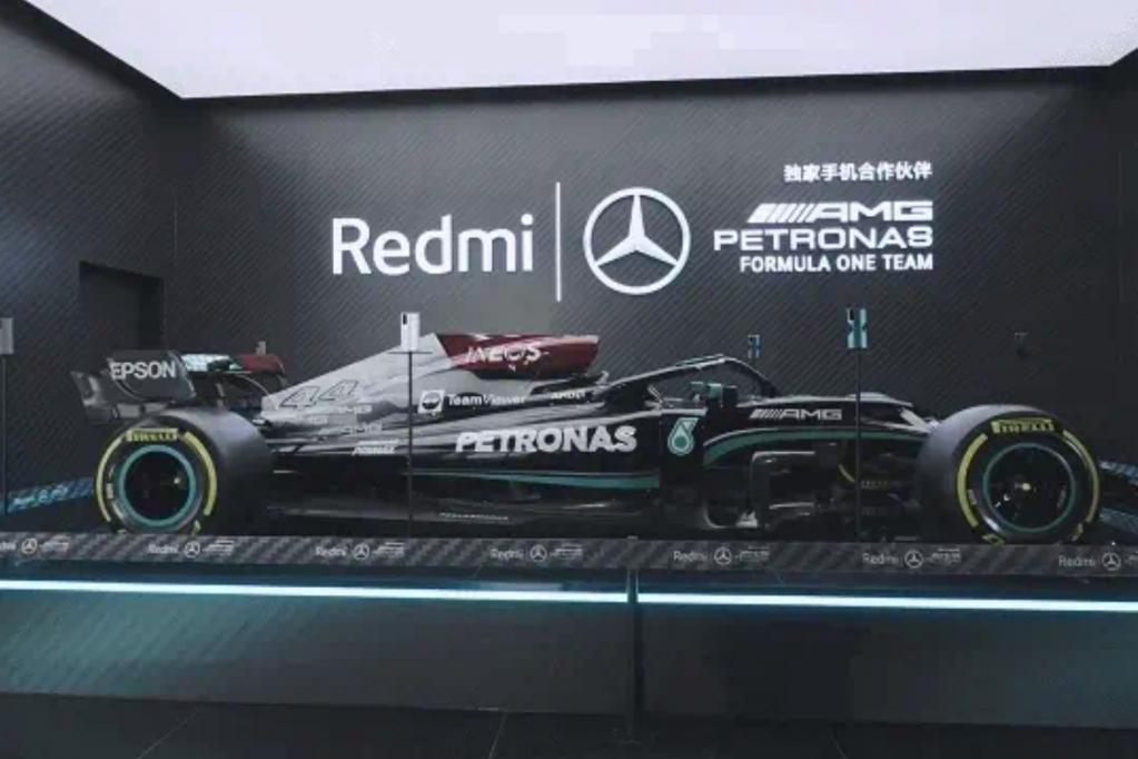 Redmi × 梅赛德斯-AMG_F1车队「巨型手机开箱」