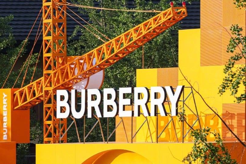 Burberry TB 夏季专属标识系列限时精品店