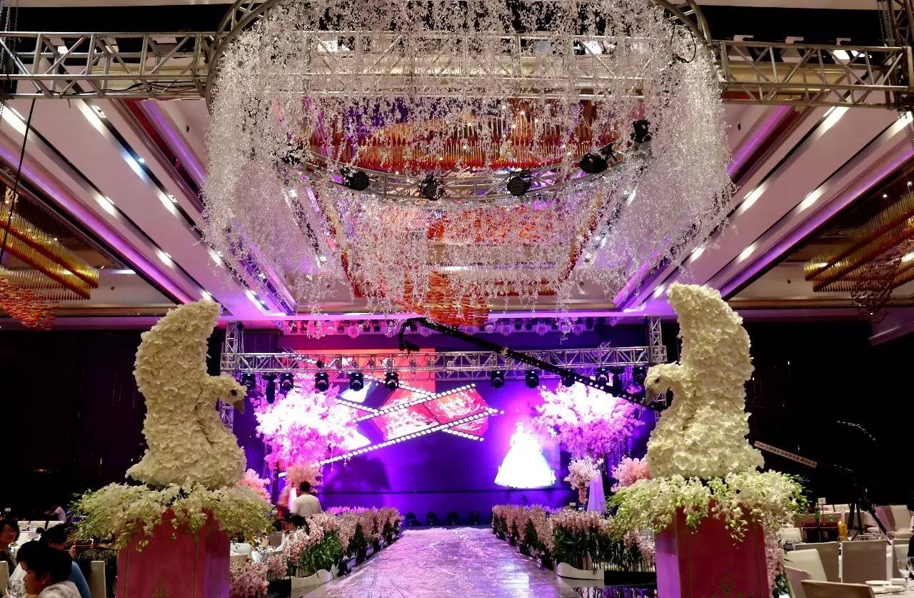这场婚礼采用了韩式婚礼最经典的暗场和小清新花艺……