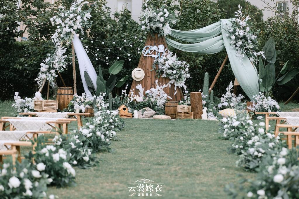 上海筑逸轻奢民宿甜美白绿色系草坪婚礼